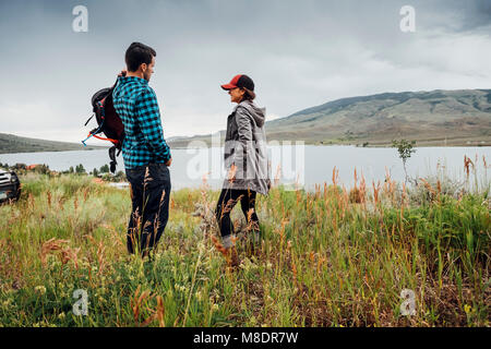 Matura in piedi accanto al serbatoio di Dillon, Silverthorne, Colorado, STATI UNITI D'AMERICA Foto Stock