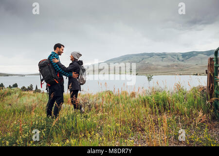 Matura in piedi accanto al serbatoio di Dillon, faccia a faccia, Silverthorne, Colorado, STATI UNITI D'AMERICA Foto Stock