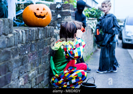 I ragazzi vestito in costume di halloween, accanto a casa, trucco o trattare Foto Stock