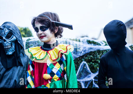 I ragazzi vestito in costume di halloween, all'aperto Foto Stock