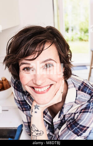 Ritratto di metà donna adulta, sorridente Foto Stock