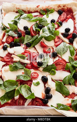 Preparato per pizza cruda, close-up Foto Stock