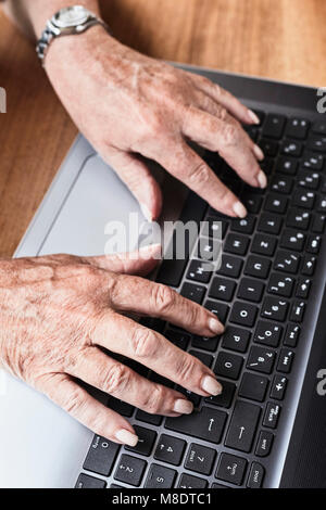 Senior donna utilizzando laptop, close-up Foto Stock