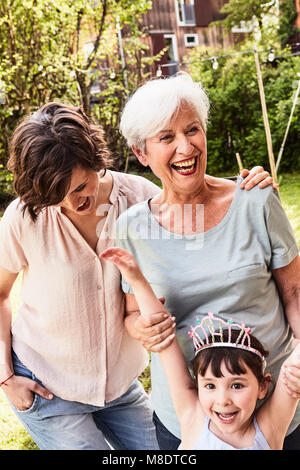 Ritratto di donna senior cresciuto con la figlia e la nipote, all'aperto, ridendo Foto Stock