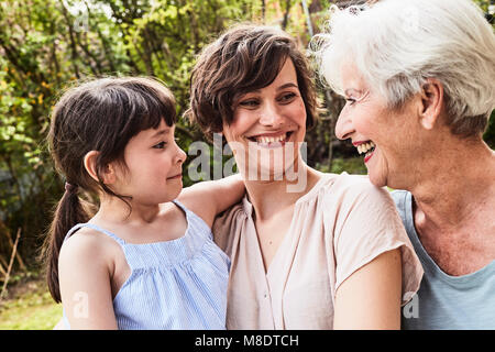 Ritratto di donna senior cresciuto con la figlia e la nipote, all'aperto, sorridente Foto Stock