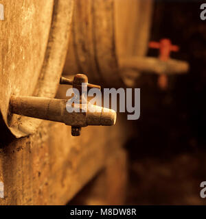 Vecchia botte di vino con l'invecchiamento del vino in una cantina vigneto cantina in Francia Foto Stock