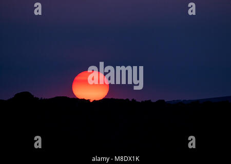 Profondo rosso tramonto sul Seaford nel Sussex. Foto Stock