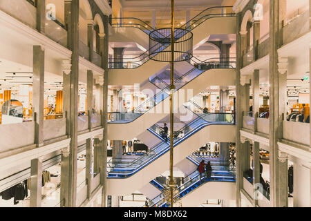 Copenaghen, Danimarca - Marzo 11th, 2018: architettura e i dettagli dell'interno della Illum department store nel centro cittadino di Copenhagen in Stroget Foto Stock