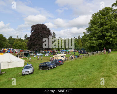 La Folla di iniziare a raccogliere per il primo giorno della Strathmore veicolo vintage Show tenutosi nel parco del castello di Glamis in Perthshire, su una multa Summ Foto Stock