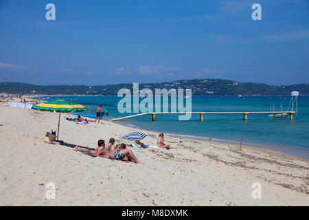 La vita in spiaggia a spiaggia di Pampelonne, popolare spiaggia di Saint Tropez, riviera francese, il sud della Francia, Cote d'Azur, in Francia, in Europa, Mar Mediterraneo Foto Stock