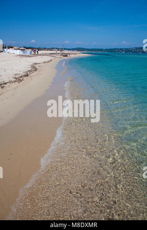 Spiaggia di Pampelonne, popolare spiaggia di Saint Tropez, riviera francese, il sud della Francia, Cote d'Azur, in Francia, in Europa, Mar Mediterraneo Foto Stock