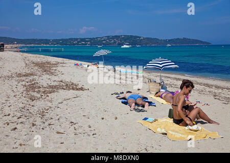 La vita in spiaggia a spiaggia di Pampelonne, popolare spiaggia di Saint Tropez, riviera francese, il sud della Francia, Cote d'Azur, in Francia, in Europa, Mar Mediterraneo Foto Stock