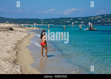 La vita in spiaggia a spiaggia di Pampelonne, popolare spiaggia di Saint Tropez, riviera francese, il sud della Francia, Cote d'Azur, in Francia, in Europa, Mar Mediterraneo Foto Stock