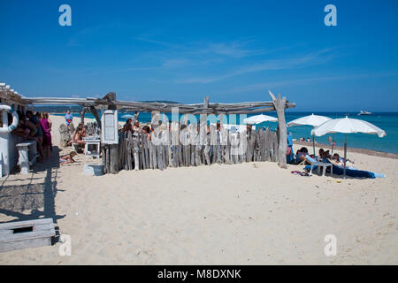 Spiaggia idilliaca bar alla spiaggia di Pampelonne, popolare spiaggia di Saint Tropez, riviera francese, il sud della Francia, Cote d'Azur, in Francia, in Europa Foto Stock