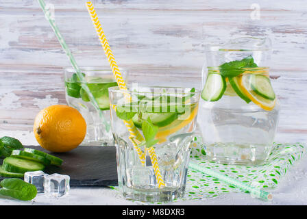 Rinfrescanti cocktail di cetriolo, la limonata, detox acqua in bicchieri su uno sfondo bianco. Bevanda estiva. Foto Stock