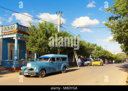 Vinales, Cuba - 5 Dicembre 2017: Vecchia degli anni cinquanta auto nella via centrale di Vinales Foto Stock