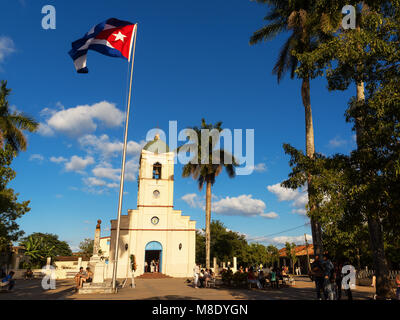 Vinales, Cuba - 5 Dicembre 2017: la piazza principale con la Chiesa e con bandiera cubana a vinales con tourist Foto Stock