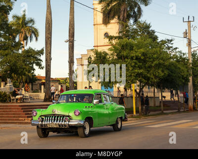 Vinales, Cuba - 5 Dicembre 2017: Vecchia degli anni cinquanta auto nella via centrale di Vinales Foto Stock