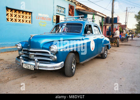 Vinales, Cuba - 5 Dicembre 2017: Vecchia degli anni cinquanta auto in strada di Vinales Foto Stock