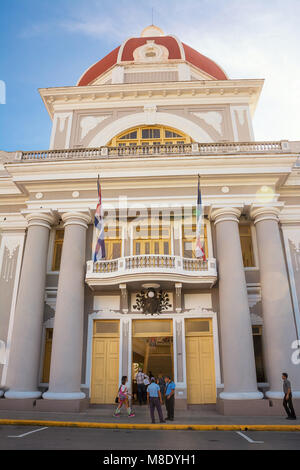 Cienfuegos, Cuba - 7 Dicembre 2017: Cienfuegos Palazzo Municipale e il popolo cubano Foto Stock