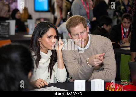 Melissa Markle e il principe Harry ha visitato Millennium Point in Birmingham sulla Giornata internazionale della donna. La coppia insieme durante l'evento. Foto Stock