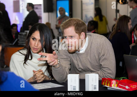 Melissa Markle e il principe Harry ha visitato Millennium Point in Birmingham sulla Giornata internazionale della donna. La coppia insieme durante l'evento. Foto Stock