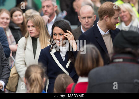 Melissa Markle e il principe Harry ha visitato Millennium Point in Birmingham sulla Giornata internazionale della donna. Il principe Harry e Meghan Markle parlando di fan. Foto Stock