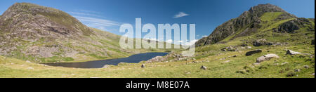 Una vista panoramica della penna Yr Ole Wen, Tryfan e la valle Ogwen sulla salita fino a Cwm Idwal. Foto Stock