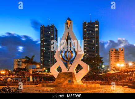 Santa Cruz de Tenerife, Isole Canarie, Spagna - 20 Febbraio 2018: vista notturna di Torres de Spagna e WIND CHIME scultura di Cesar Manrique Foto Stock