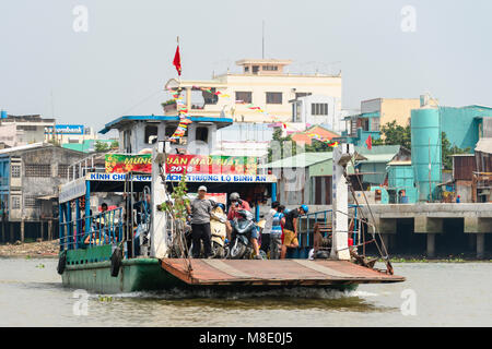Chua Vinh Trang per Tan traghetto lungo riempito con persone sullo scooter, Meekong Delta, Vietnam Foto Stock