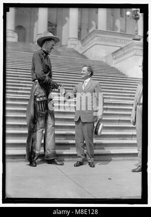 MADSEN, Ralph E. Il cowboy alti. Al Capitol, stringono le mani con il senatore MORRIS SHEPPARD LCCN2016870355 Foto Stock