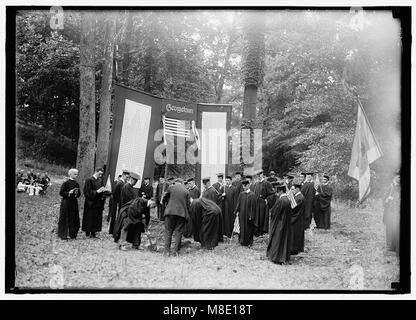 Una fotografia che documenta la piantagione di alberi commemorativi alla Georgetown University, un tributo a individui o eventi con un impatto significativo sulla comunità universitaria. Foto Stock