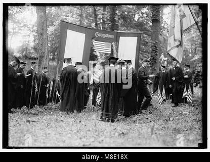 Una fotografia della piantagione di alberi commemorativi presso la Georgetown University, che commemora persone o eventi significativi, un simbolo di onore e memoria. Foto Stock