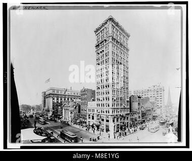 Questa fotografia cattura una scena movimentata nelle strade di Newark, New Jersey, mostrando la vita urbana dei primi anni del XX secolo. L'immagine riflette la vitalità economica e sociale della città durante quel periodo. Foto Stock