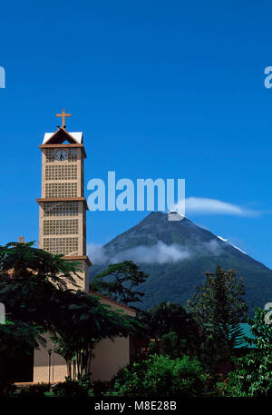 La Fortuna de San Carlos con il Vulcano Arenal in background,Costa Rica Foto Stock