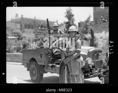Una fotografia che documenta le conseguenze di atti terroristici e la risposta militare nella sezione di Jaffa Gate, inclusa una batteria di autoblindo durante un raid per le armi il 13 luglio 1938. Foto Stock