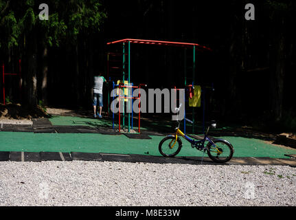 Stile di vita, di trasporto, di comunicazione e di concetto di persone - giovane con bike Foto Stock