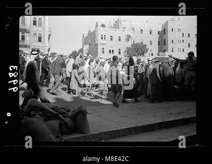 Il sollevamento dell'assedio di Gerusalemme. Gli arabi affollamento fino alla Porta di Damasco che mostra la costruzione di uffici governativi in background matpc LOC.18856 Foto Stock