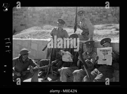 Il sollevamento dell'assedio di Gerusalemme. Truppe al di fuori porta di Damasco. "Taking it easy' in attesa per ore di coprifuoco alle ore 10.00 LOC matpc.18849 Foto Stock