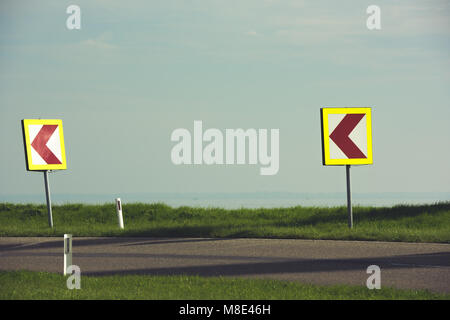 Segnaletica di avvertimento circa i driver avanti curva pericolosa Foto Stock