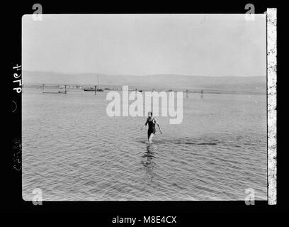 Una fotografia di H.R.H. il principe ereditario di Svezia che visita il Mar morto nel dicembre 1934. L'immagine cattura la figura reale nuotando nelle acque ricche di minerali del Mar morto. Foto Stock
