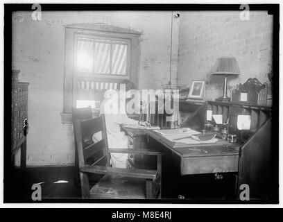 Questa fotografia mostra l'interno di un incontro tenuto dal Partito Nazionale delle donne, parte del movimento per il suffragio degli Stati Uniti. L'immagine cattura gli attivisti che lavorano per garantire il diritto di voto alle donne. Foto Stock