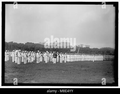 Questa immagine mostra uno Yeoman (F) della Marina degli Stati Uniti esaminato dal Segretario della Marina Josephus Daniels prima di essere licenziato dal servizio. Rappresenta un momento nella storia militare, in particolare per quanto riguarda il ruolo delle donne nelle forze armate durante i primi anni del XX secolo. Foto Stock