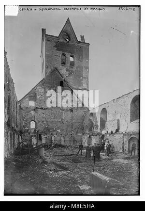 L'immagine raffigura una chiesa a Neidenburg, distrutta durante l'occupazione russa. La distruzione riflette l'impatto della guerra e dell'occupazione sulle strutture religiose. Foto Stock