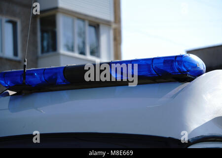 Una polizia luce blu montata sul tetto del polacco auto della polizia e ambulanza Foto Stock