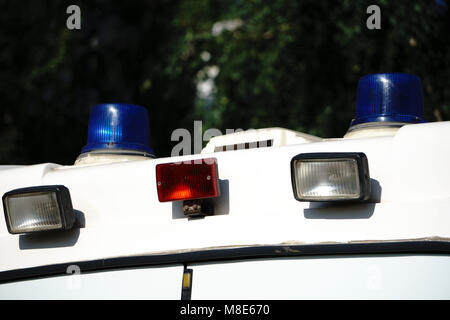 Montati sul tetto luce blu-bar auto della polizia. Foto Stock