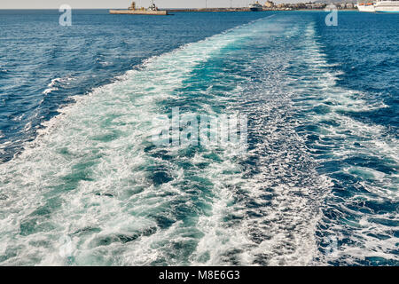 Sentiero in schiuma bianca sulla superficie del mare dietro una vista in movimento della nave dall'alto Foto Stock