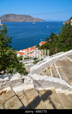 Scala di pietra con il bianco scherma che portano al mare Foto Stock