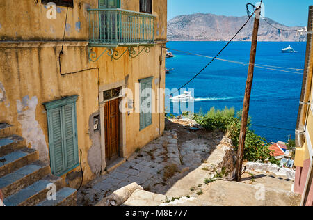 Il vecchio edificio giallo con imposte verdi del mare Foto Stock