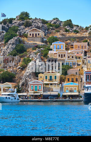 Multi-case colorate sulla costa rocciosa di Simi Isola Foto Stock